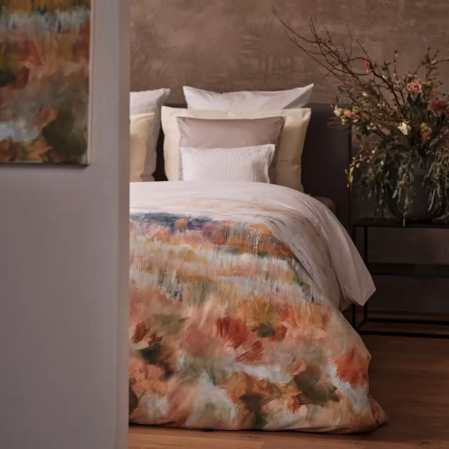 Bettwäsche Aurum weiß bunt mit Aquarellmotiv in Schlafraum Ambiente