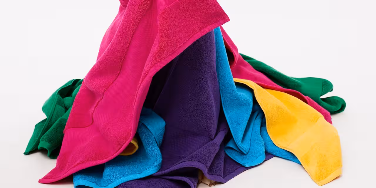 Bunte Handtücher auf einem Haufen