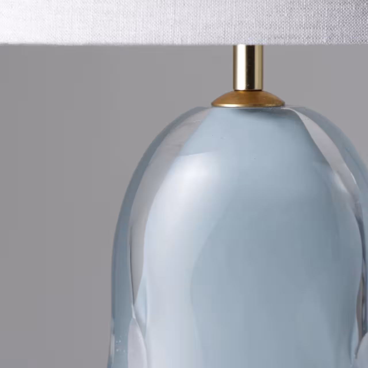 Leuchte Perfume Bottle hellblau Detail  auf weiß