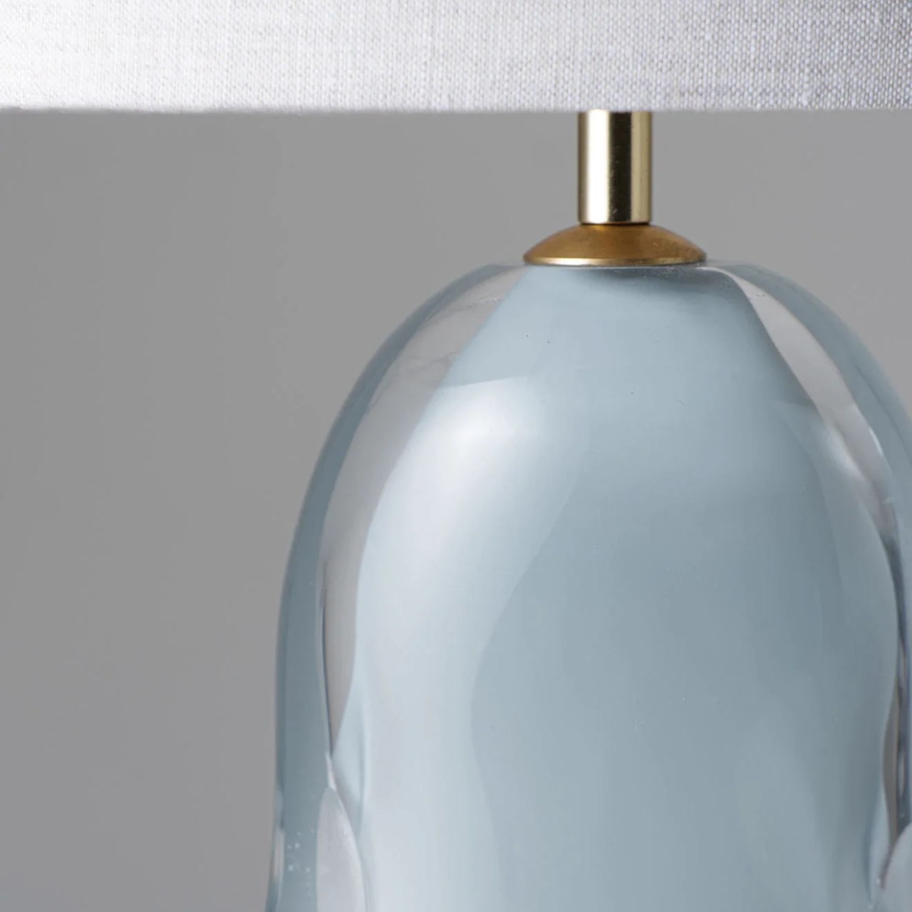 Leuchte Perfume Bottle hellblau Detail  auf weiß
