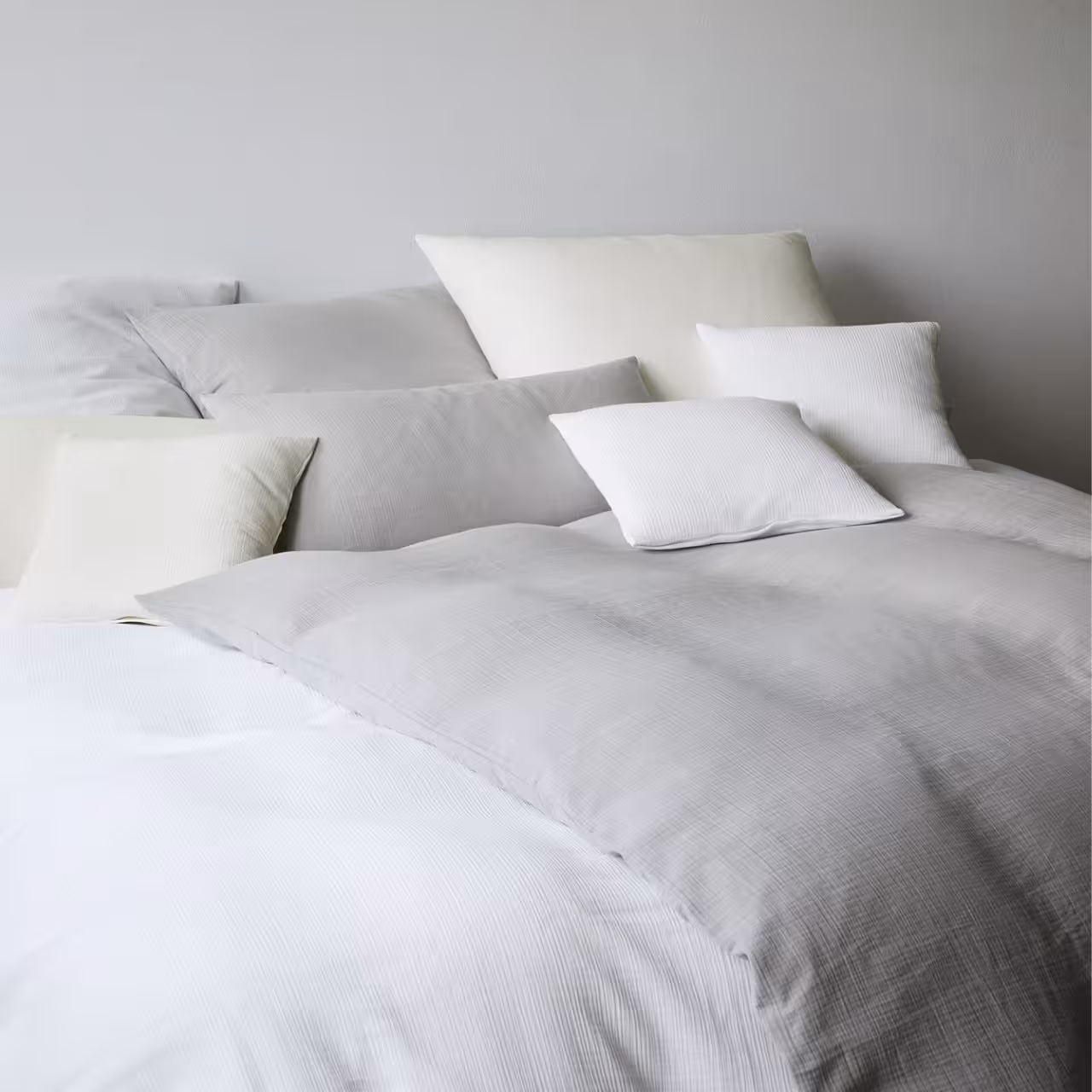 Bettwäschegarnitur Smooth steingrau auf Bett in Schlafzimmer