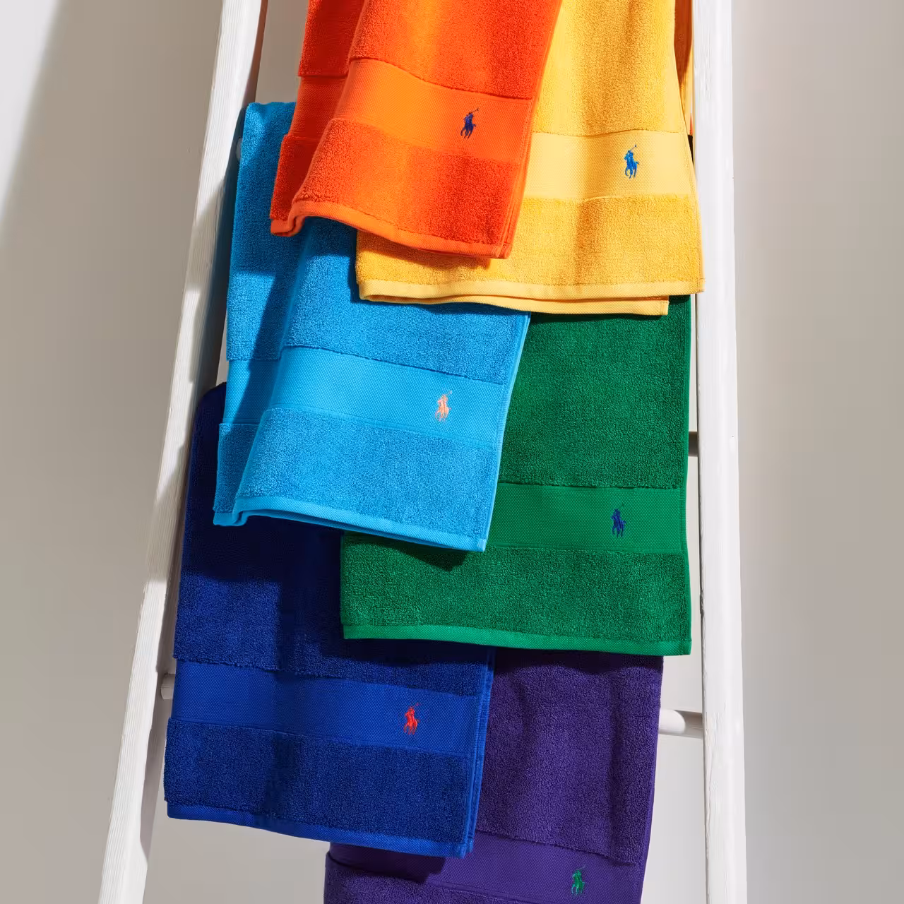 Bunte Handtücher auf einer Handtuchleiter