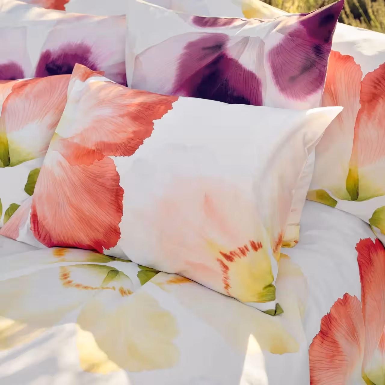 Bettwäsche Garnitur Aurora weiß mit großen bunten Blumen Detail