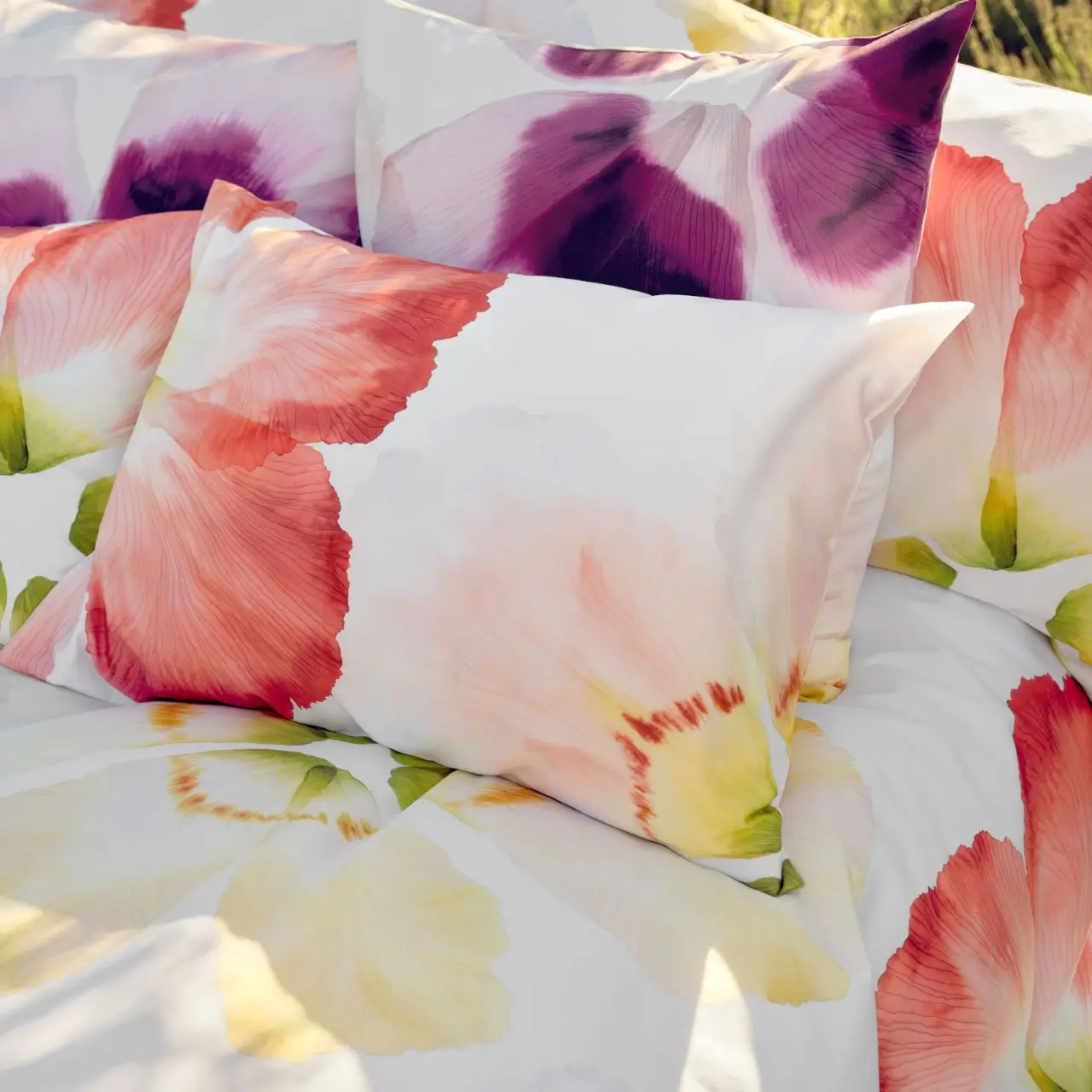 Bettwäsche Garnitur Aurora weiß mit großen bunten Blumen Detail
