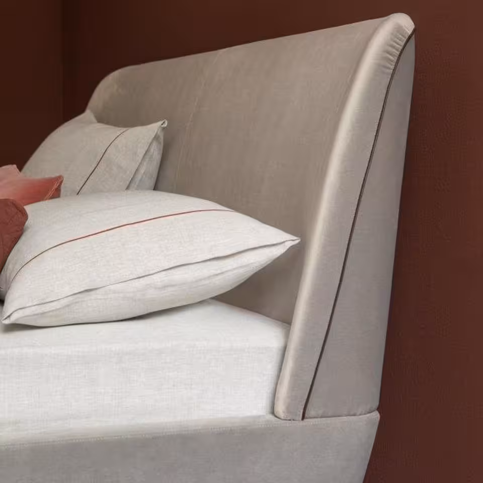 Polsterbett Lalune grau Kopfteil in Schlafzimmer