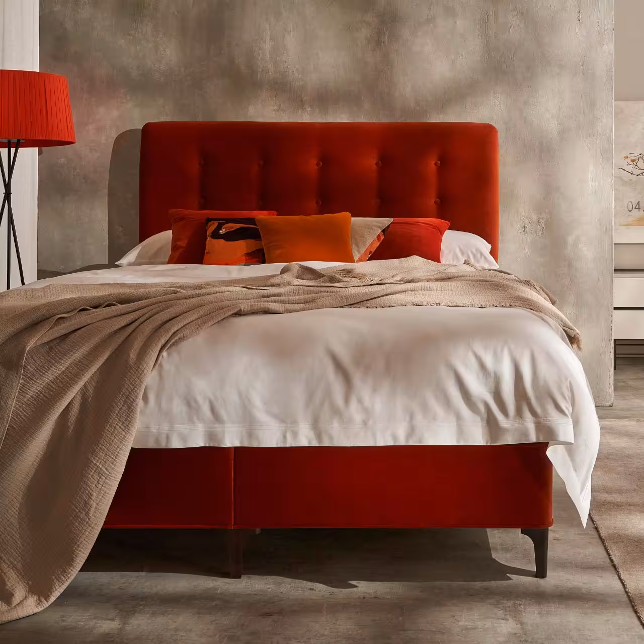 Polsterbett Achilles rot in Schlafzimmer beige