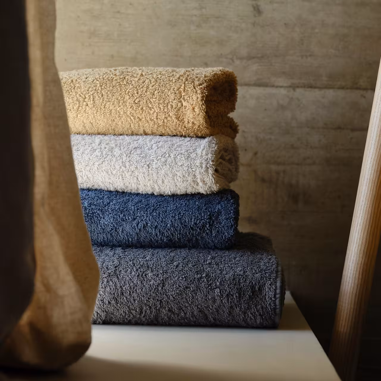 Stapel Handtücher in blau und beige