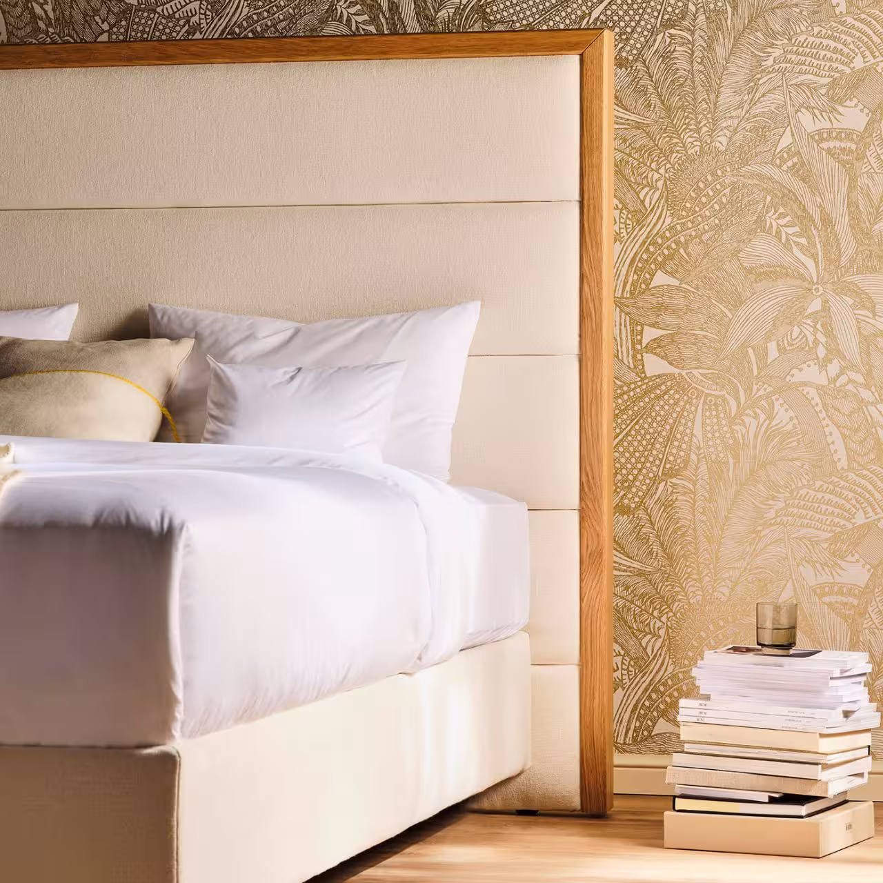 Polsterbett Origins mit hellem Bezug und Holzrahmen am Betthaupt in Schlafzimmer