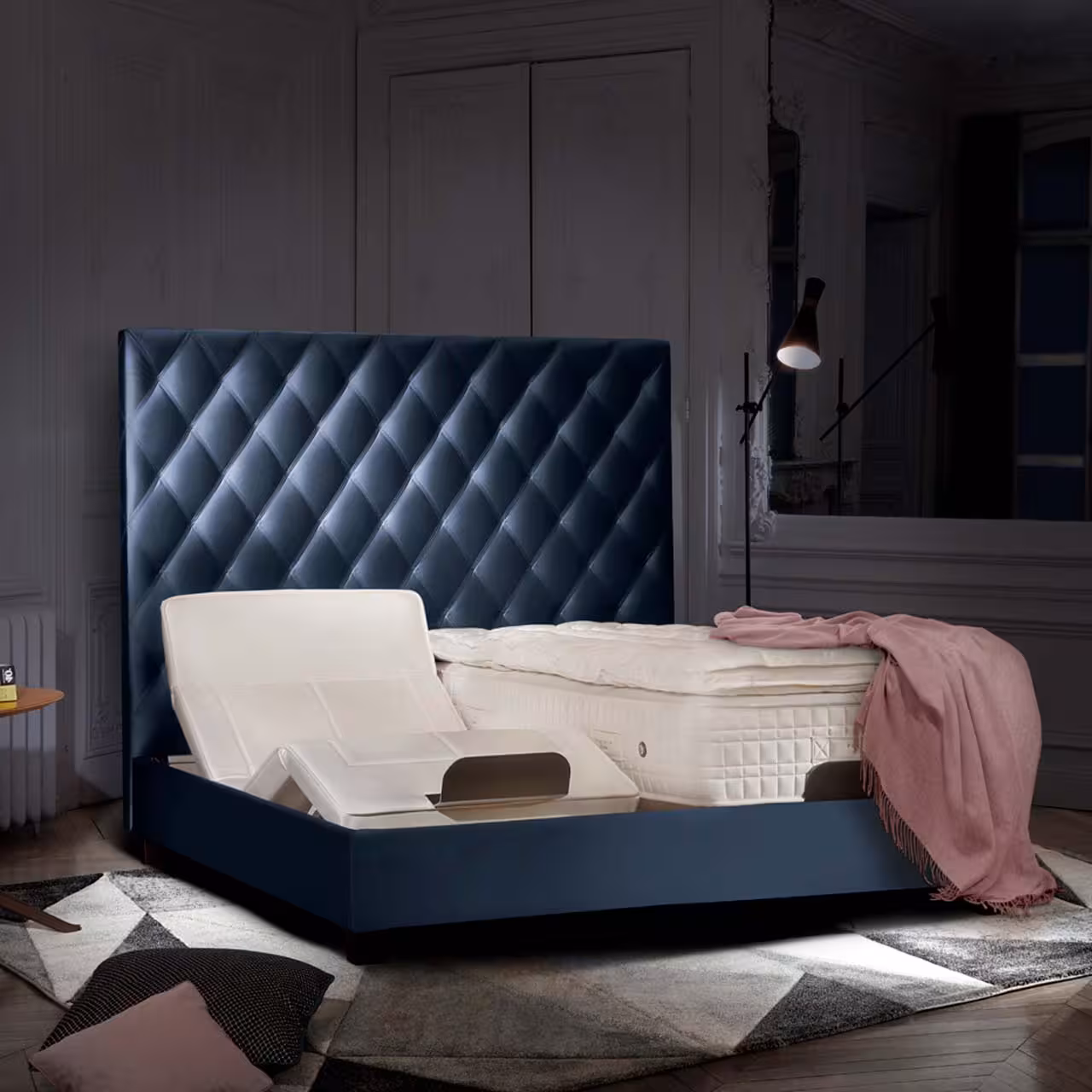 Blaues Bett mit Diamantsteppung