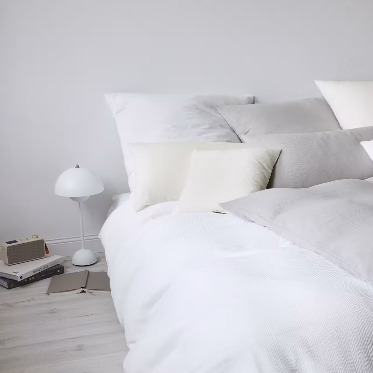 Bettwäschegarnitur Smooth weiß auf Bett in Schlafzimmer