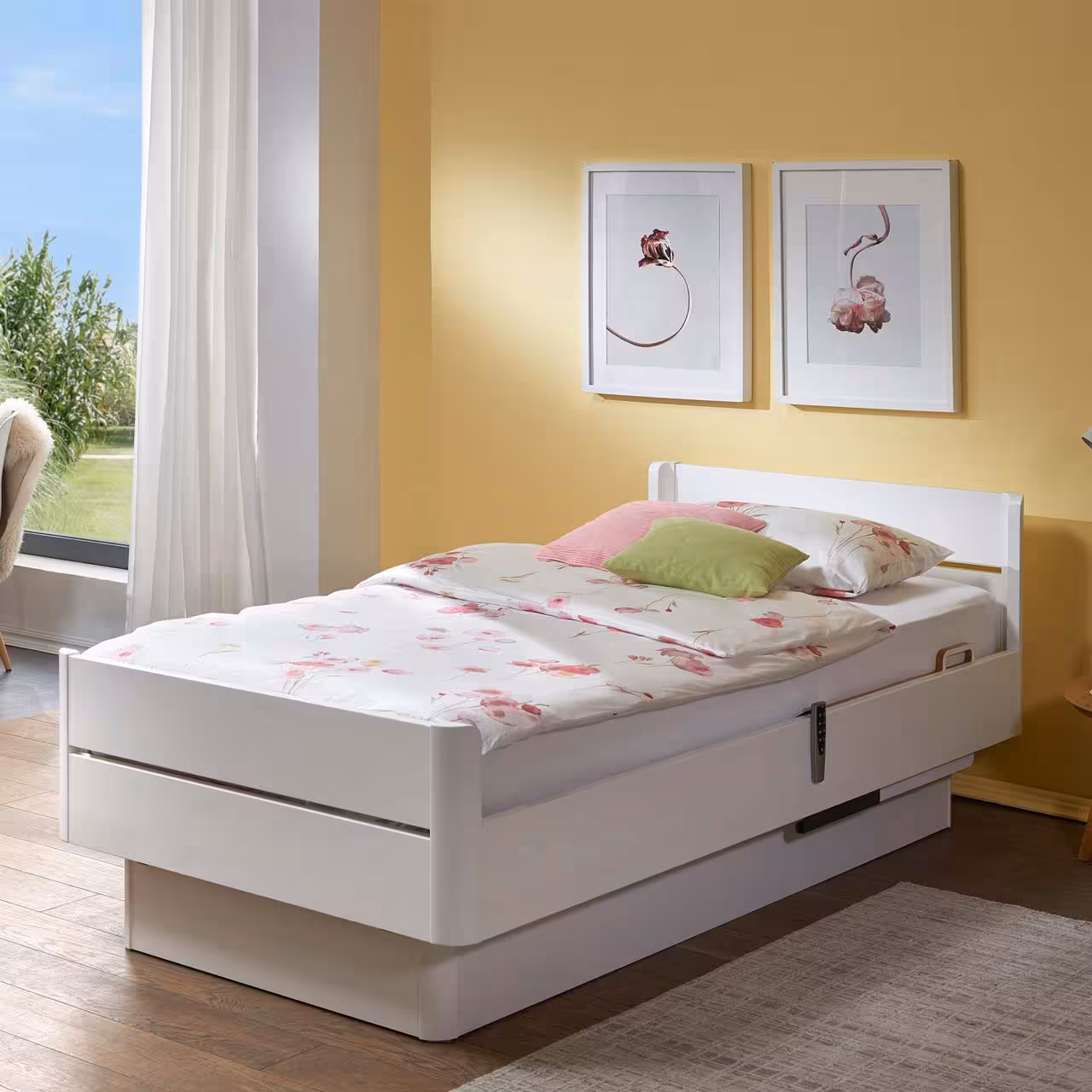Komfortbett Bern weiß in hellem Schlafzimmer
