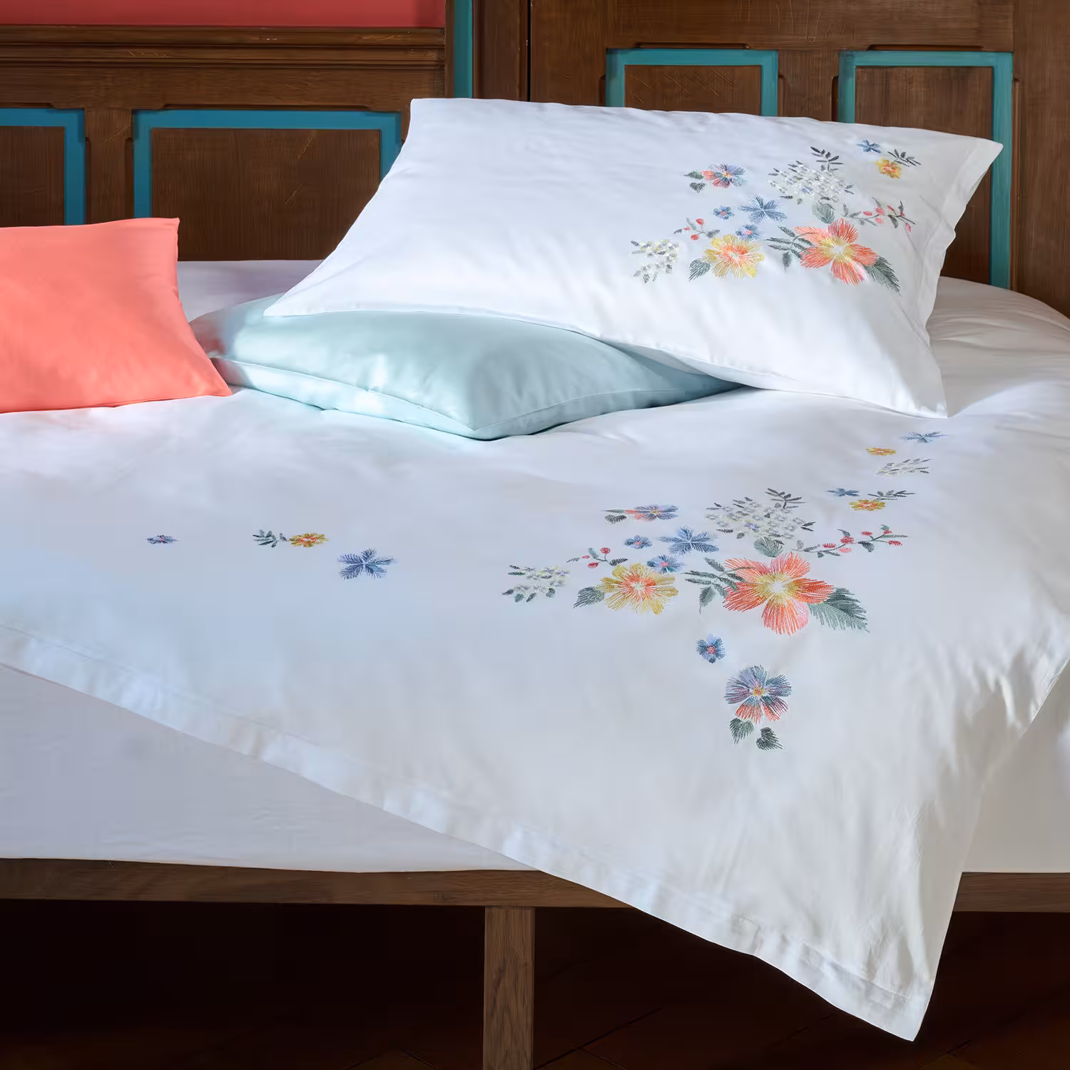 Bettwäschegarnitur Diana weiß mit bunten Blumen bestickt in Schlafzimmer
