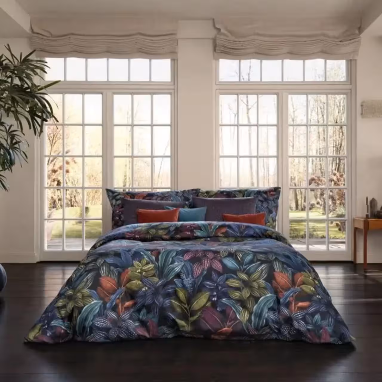 Bettwäschegarnitur Aramis florales Motiv bunt auf schwarz auf Bett in Schlafzimmer
