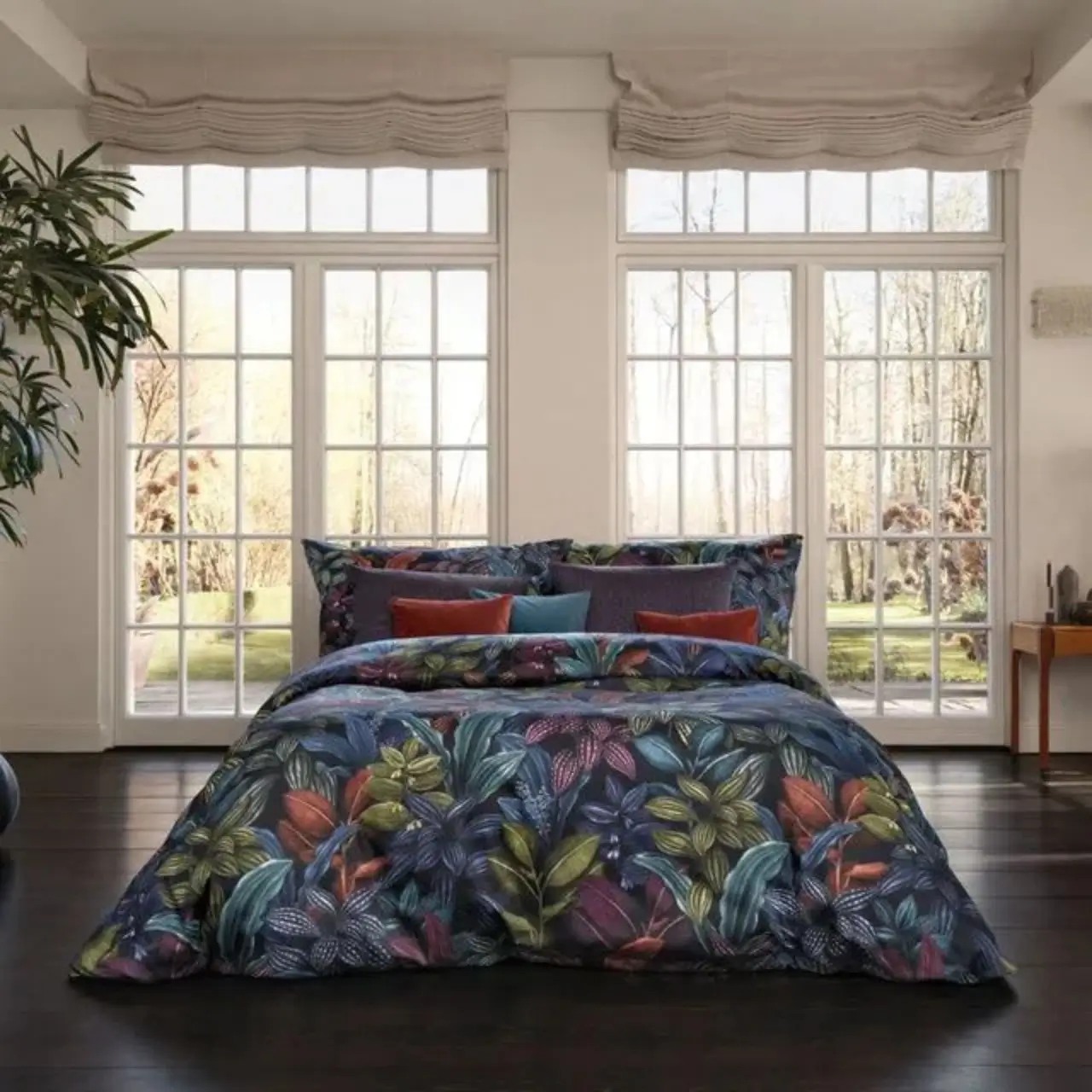 Bettwäschegarnitur Aramis florales Motiv bunt auf schwarz auf Bett in Schlafzimmer
