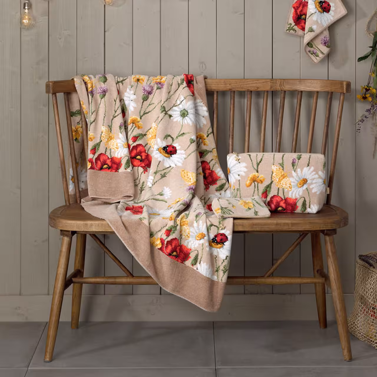 Chenilleserie Daisy Field beige dekoriert auf Bank