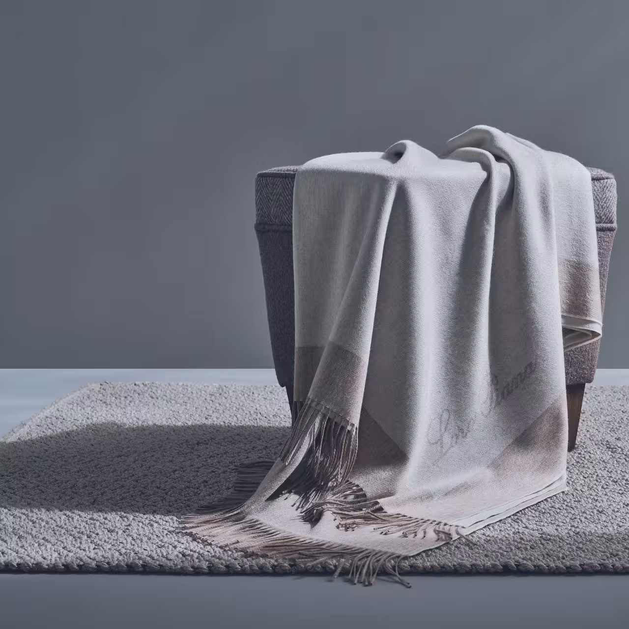 Graues Plaid auf Hocker