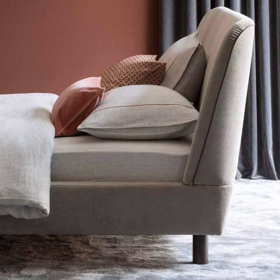 Polsterbett Lalune grau Kopfteil in Schlafzimmer
