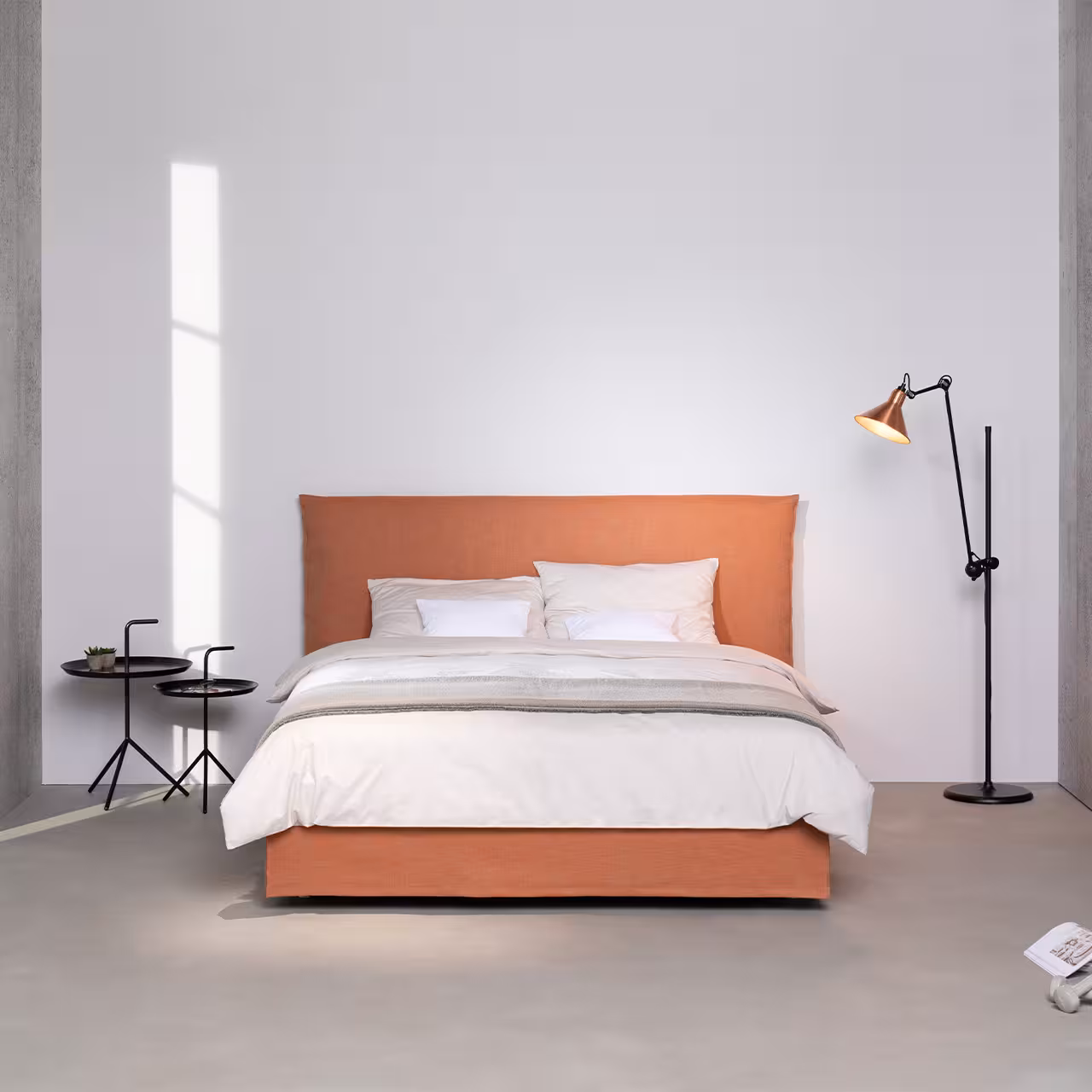 Boxspringbett Purebeds orangebraun in Loft-Schlafzimmer