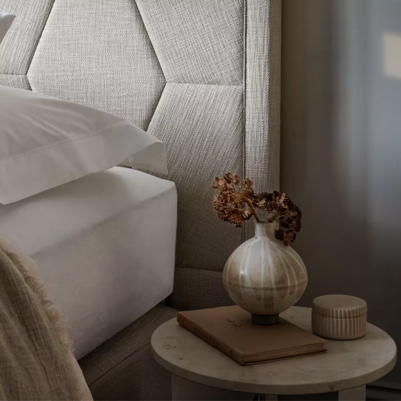Bett Berkeley mit Kopfteil beige in Schlafzimmer Detail