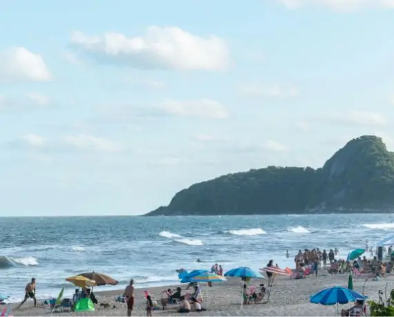 Strandszene mit Sonnenschirmen