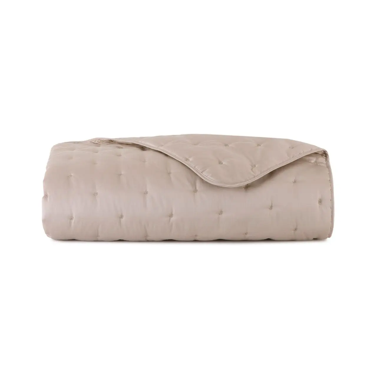 Gesteppte Tagesdecke beige gefaltet auf weiß
