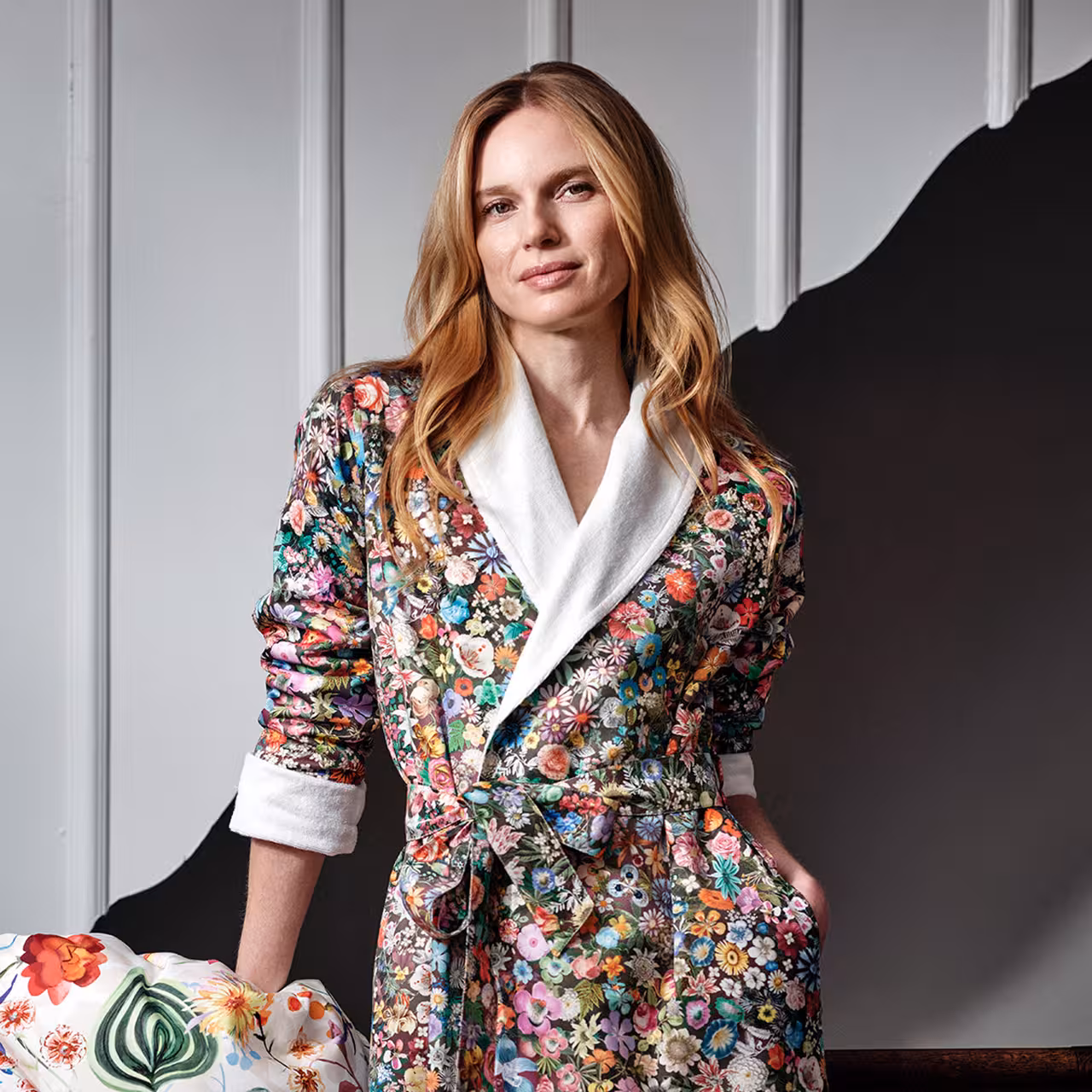robe, blumenprint, weiße Kragenkante, kimono-ähnlich, mantelstil, 