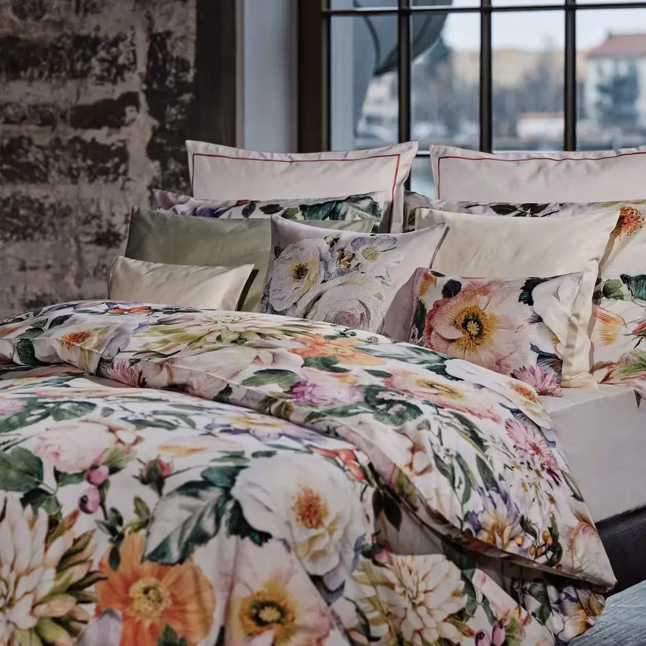Bettwäsche Fiorenza weiß bunt mit Blumenmotiv Garnitur in Schlafraumambiente