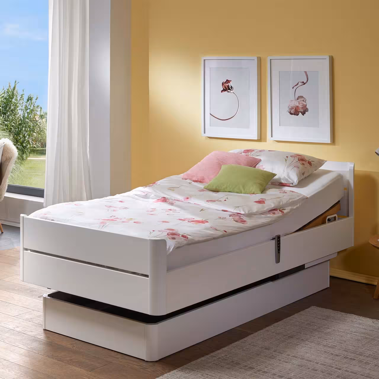Komfortbett Bern weiß in hellem Schlafzimmer