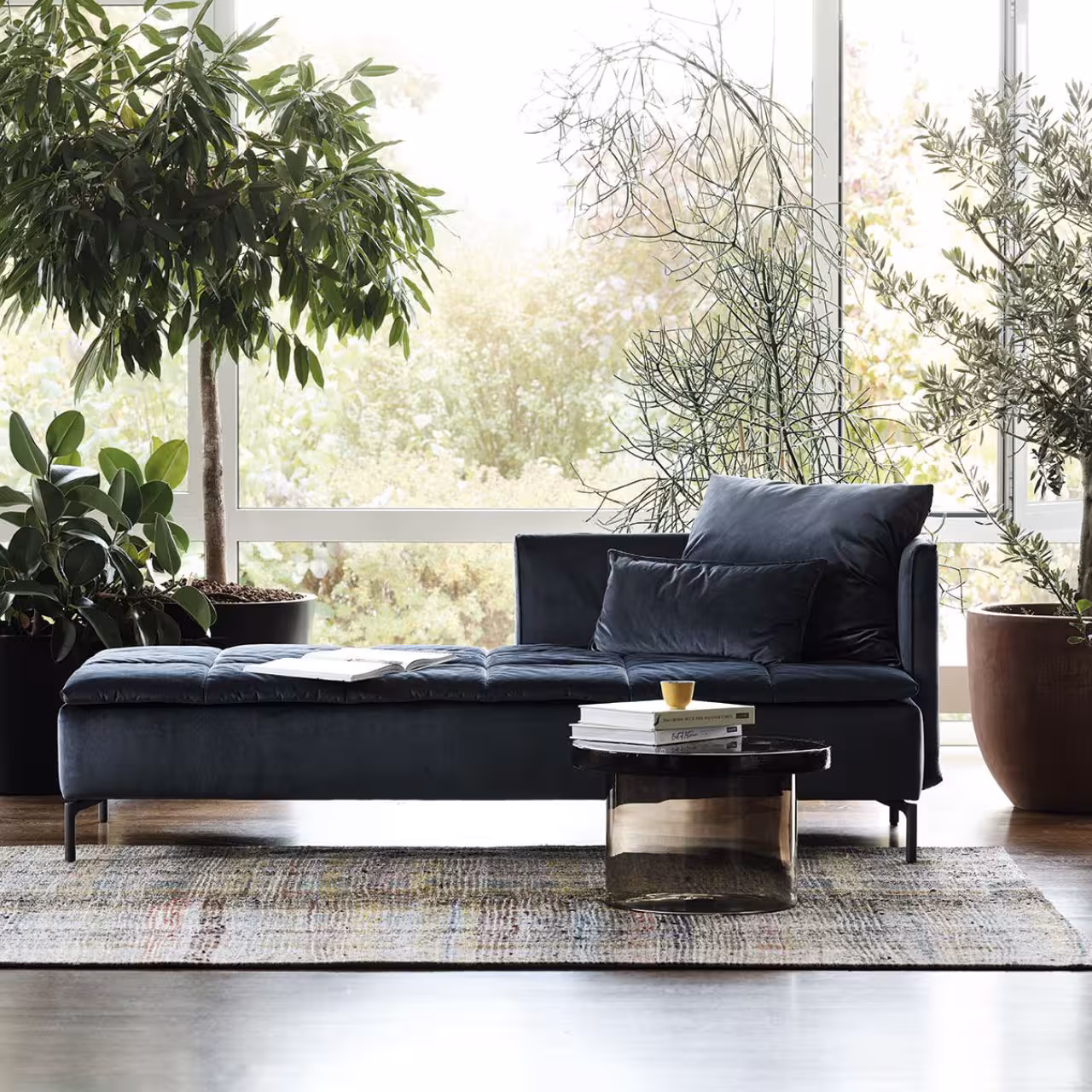 Daybed Remy dunkelgrau in Wohnzimmer Detail