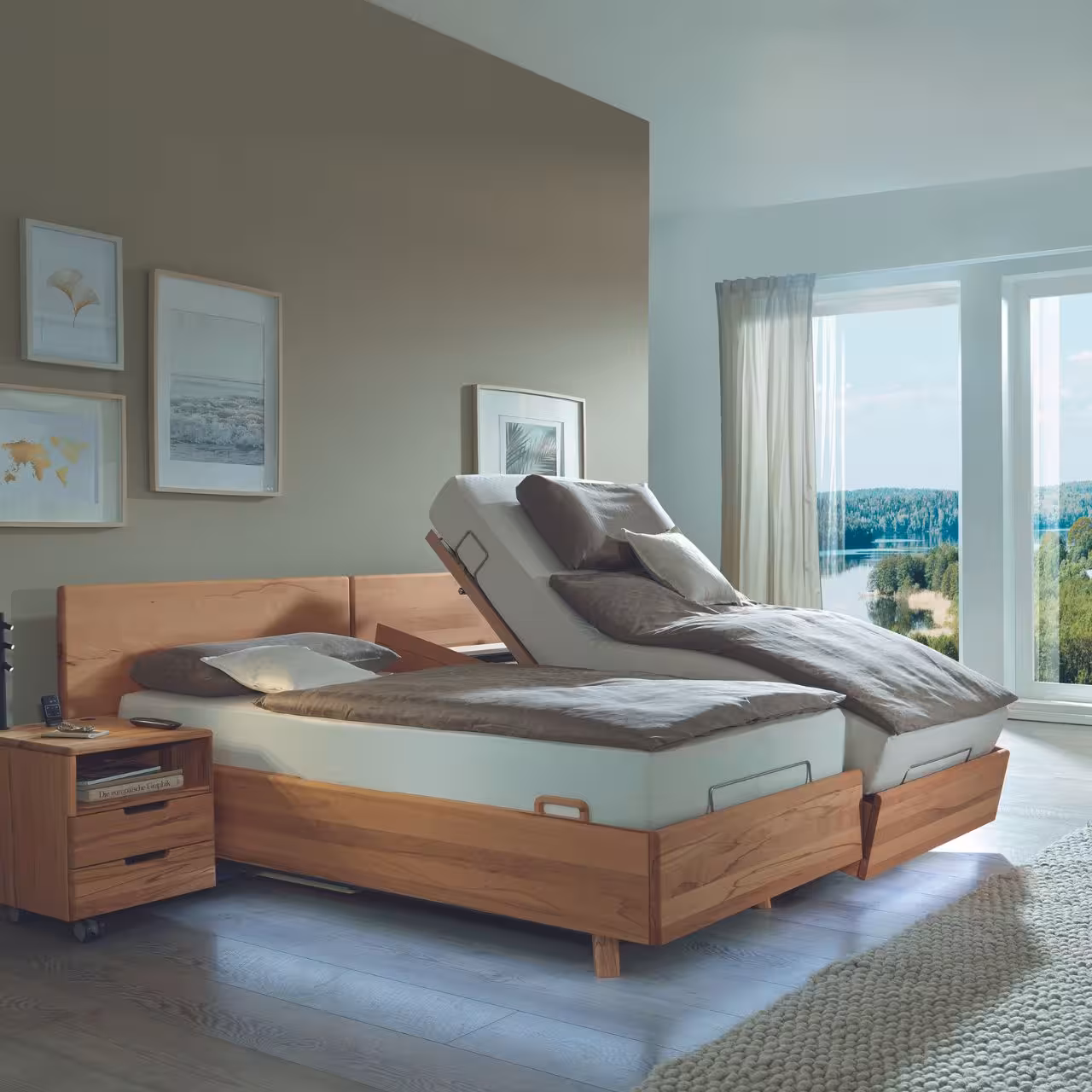 Bett Bergen aus hellem Holz hochgestellt in Schlafzimmer 