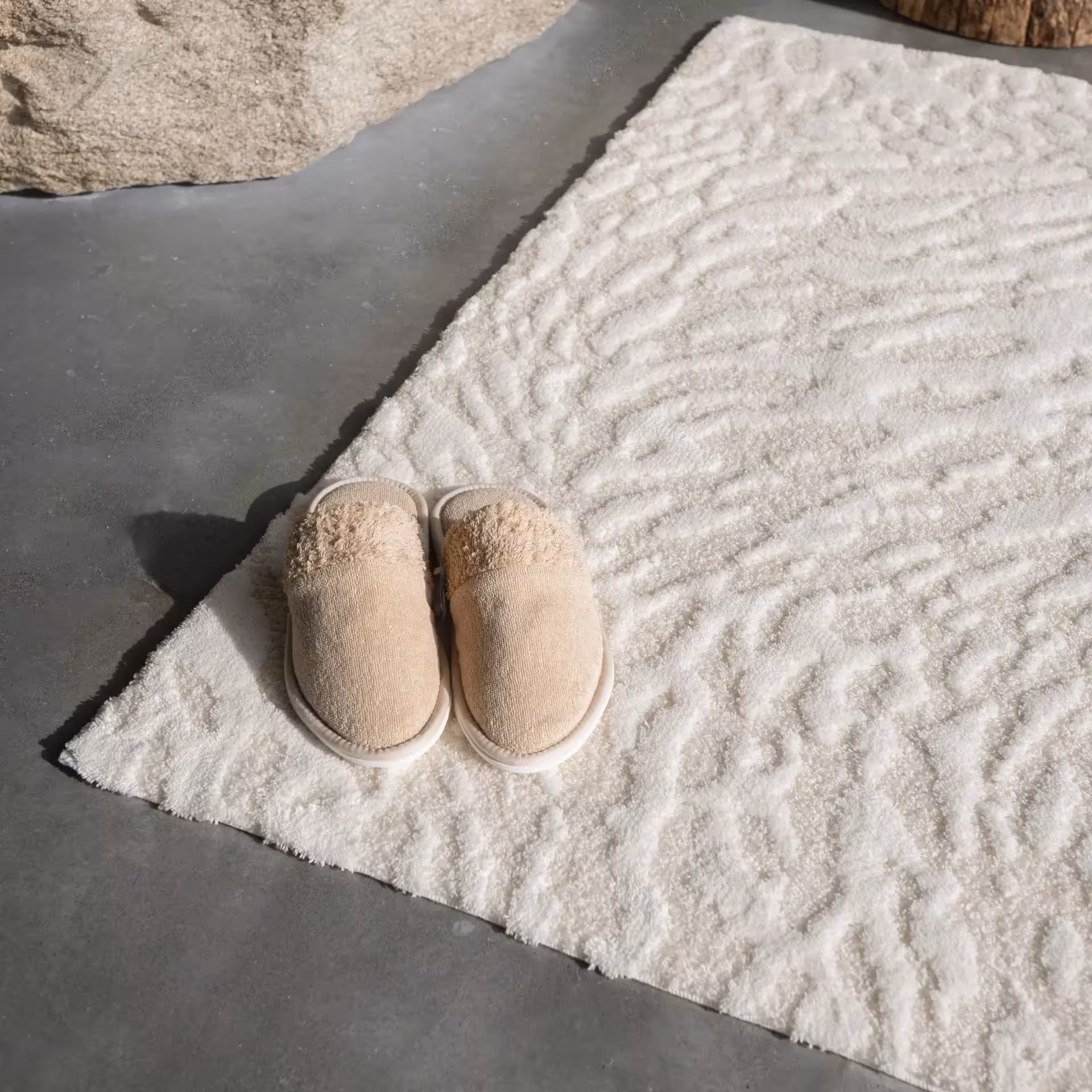 Badematte Flow beige und sand abstraktes Muster in Badezimmer