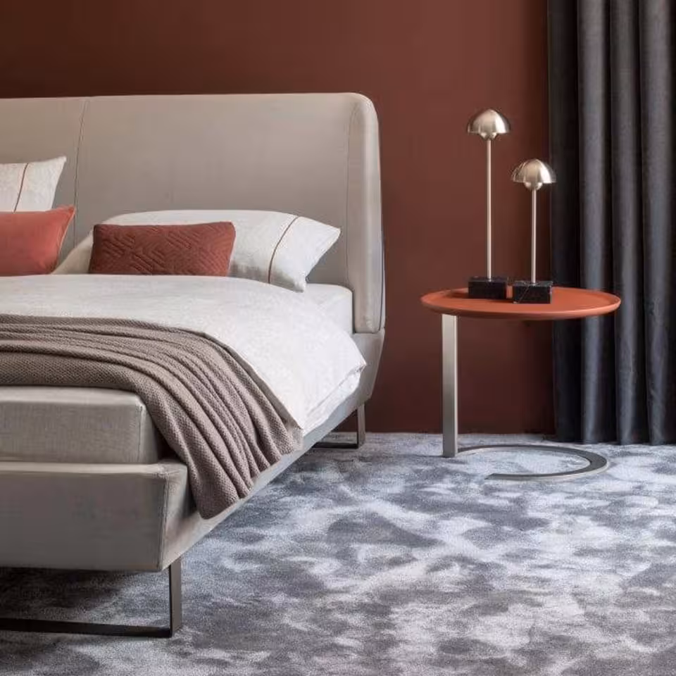 Polsterbett Lalune grau in Schlafzimmer