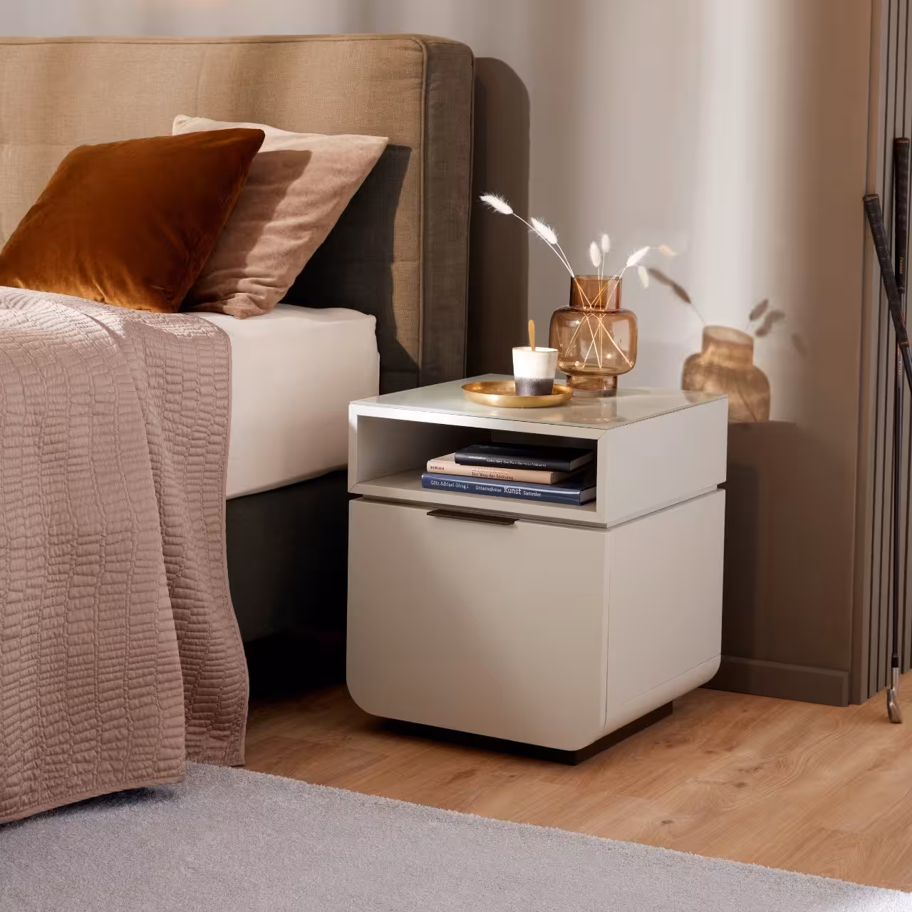 Nachttisch aus Holz neben Bett