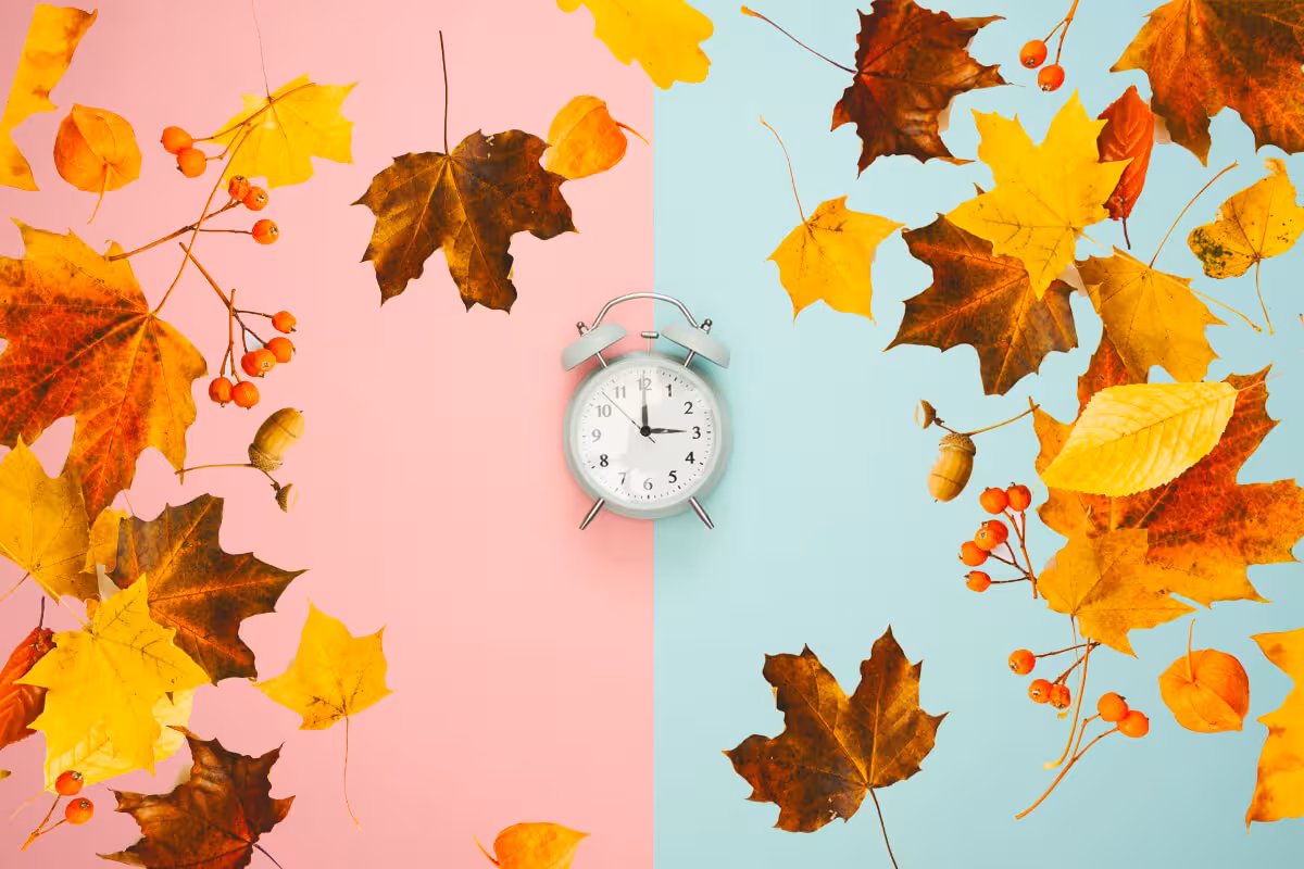 Grafik Wecker mit Herbstlaub
