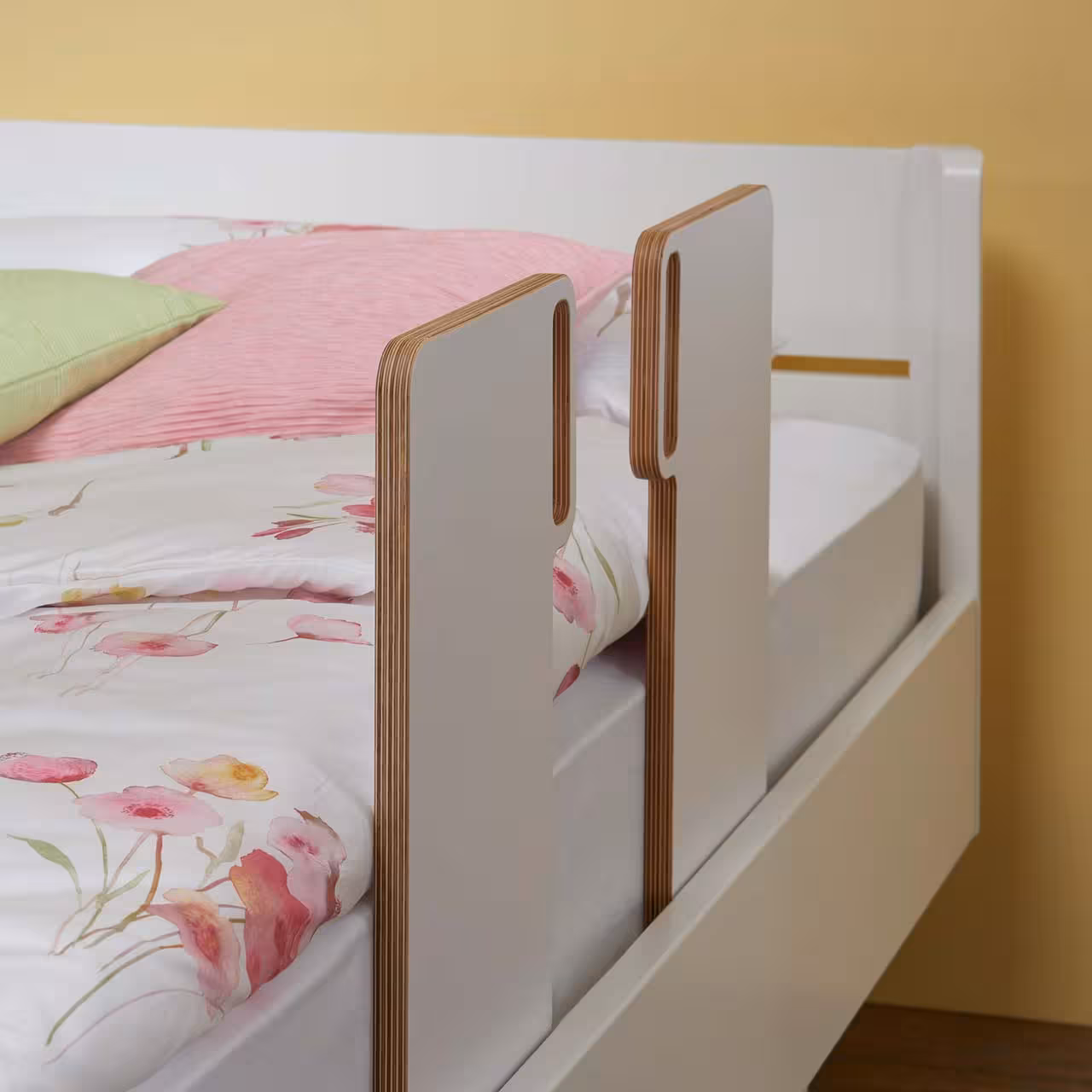 Komfortbett Bern weiß Detail Rausfallschutz