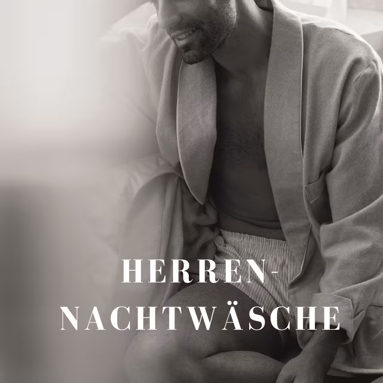 Mann in Boxershorts mit Bademantel