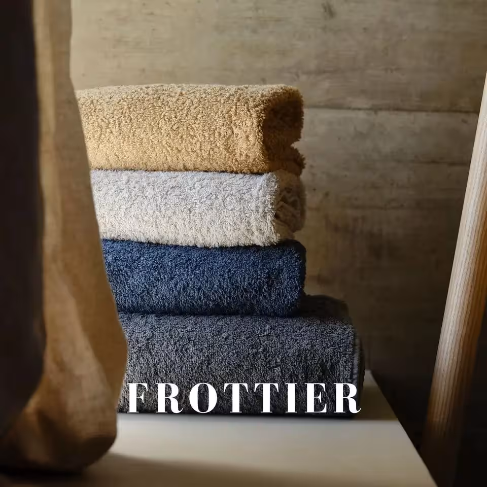Stapel aus Handtüchern in Beige und Blau