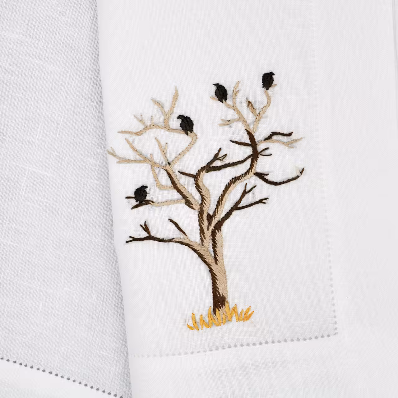 Tischwäsche-Serie Afrika Stickerei auf weiß Baum mit Vögeln  Detail