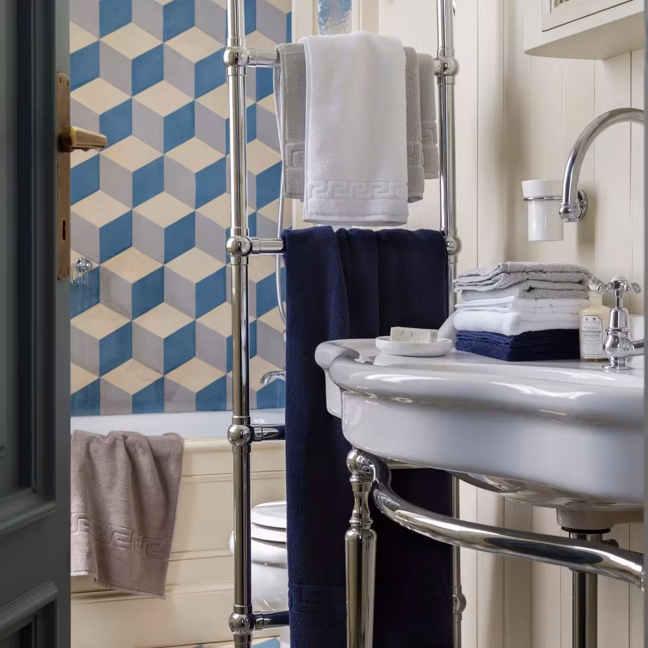 Blick in Badezimmer mit grafischer Tapete