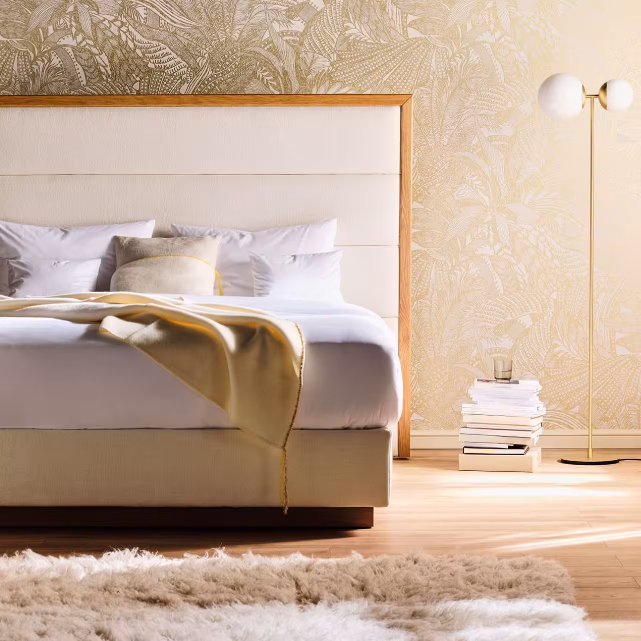 Polsterbett Origins mit hellem Bezug und Holzrahmen am Betthaupt in Schlafzimmer