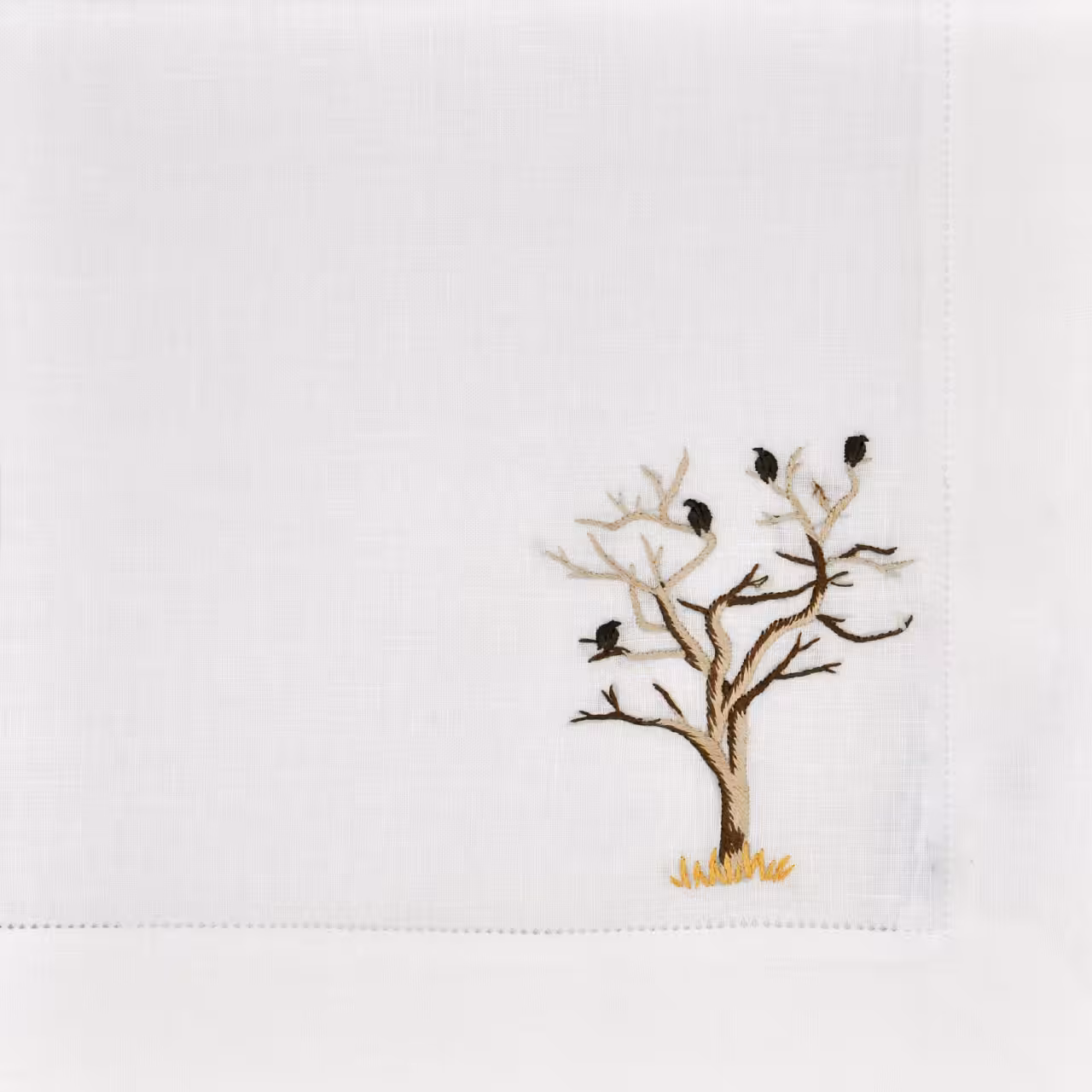 Tischwäsche-Serie Afrika Stickerei auf weiß Baum mit Vögeln  Detail