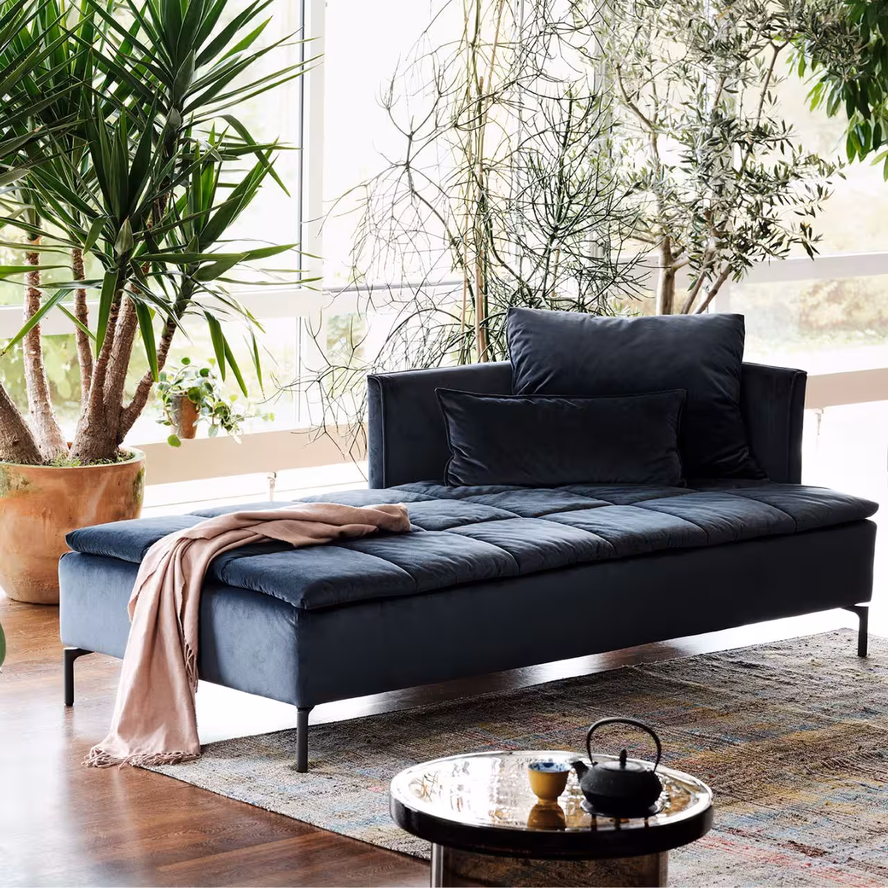 Daybed Remy dunkelgrau in Wohnzimmer Totale