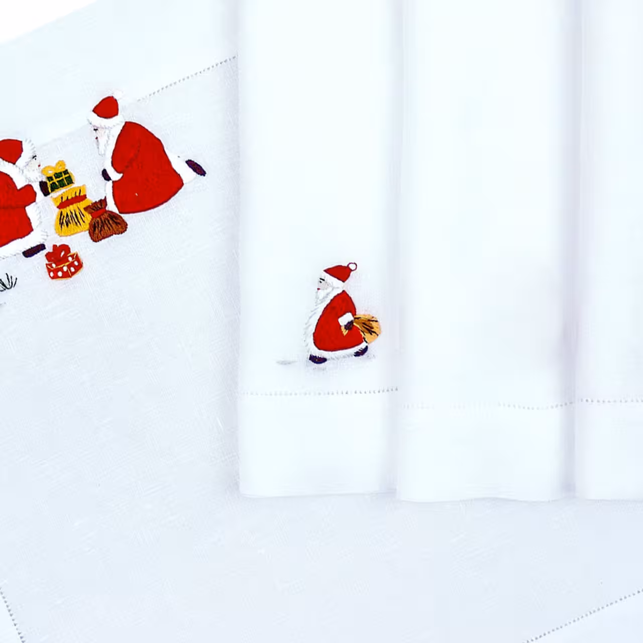 Tischwäsche weiß mit Weihnachtsmännern bestickt
