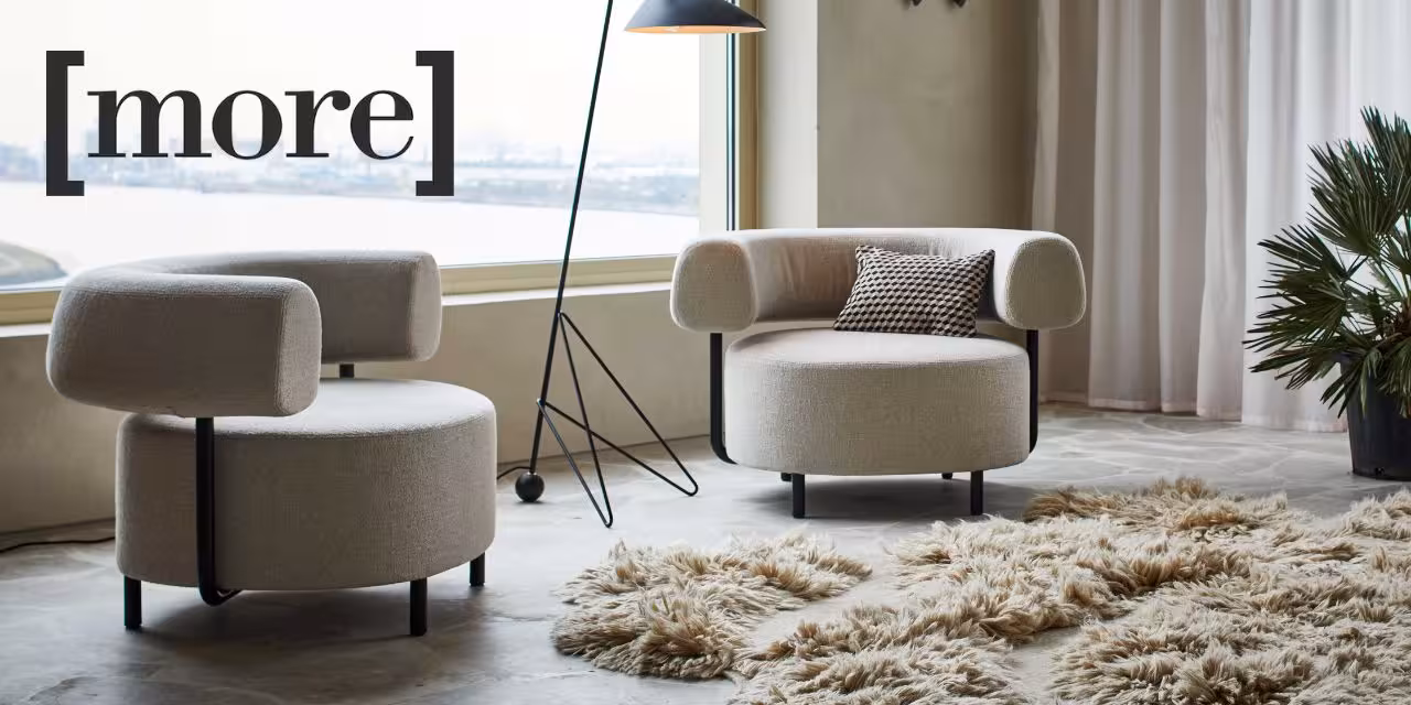 Sessel, Sessel mit Armlehnen, Lounge-Stuhl, Beige Stoff, Modernes Interieur, Zwei graue Sessel neben moderner Stehleuchte