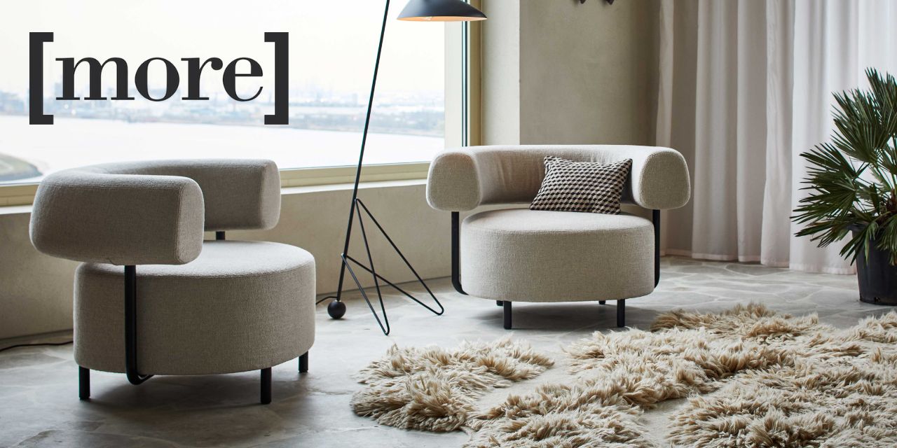 Sessel, Sessel mit Armlehnen, Lounge-Stuhl, Beige Stoff, Modernes Interieur, Zwei graue Sessel neben moderner Stehleuchte