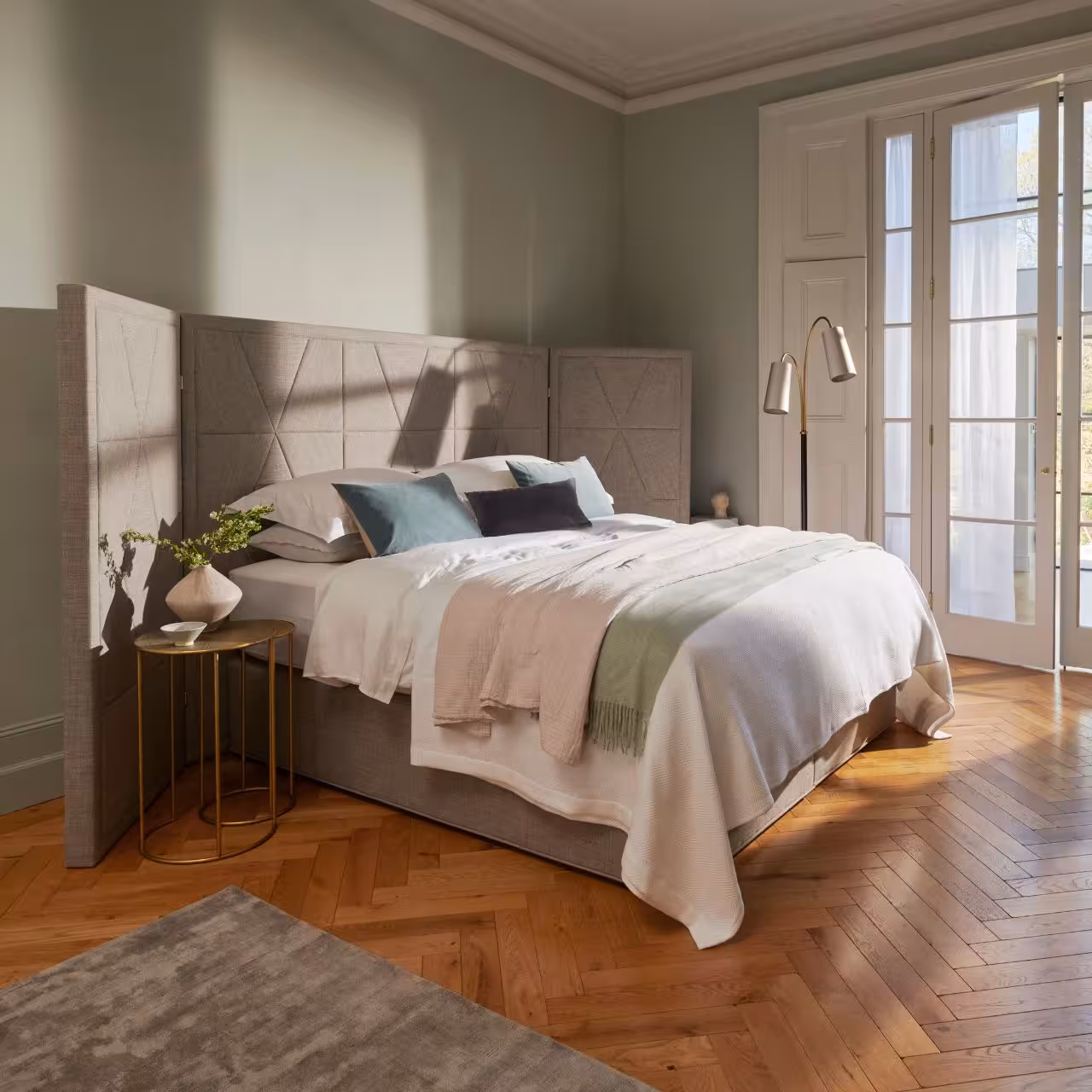 Bett Berkeley graubeige in Schlafzimmer  mit Parkettboden