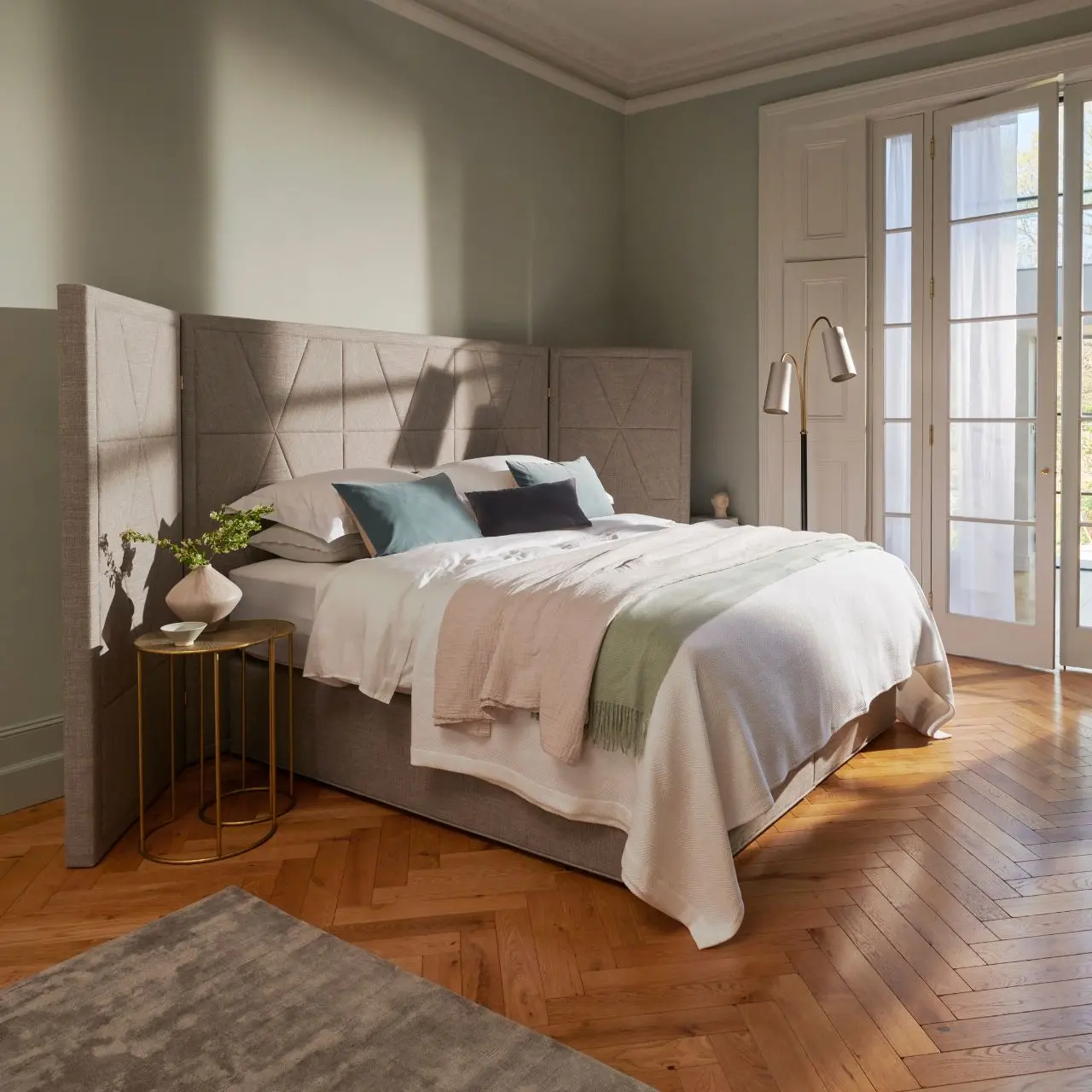 Bett Berkeley graubeige in Schlafzimmer  mit Parkettboden