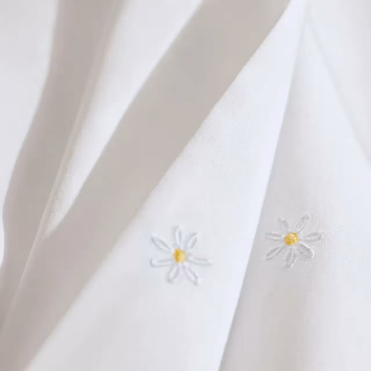 Bettwäschegarnitur Daisy Stickerei auf weiß Detail