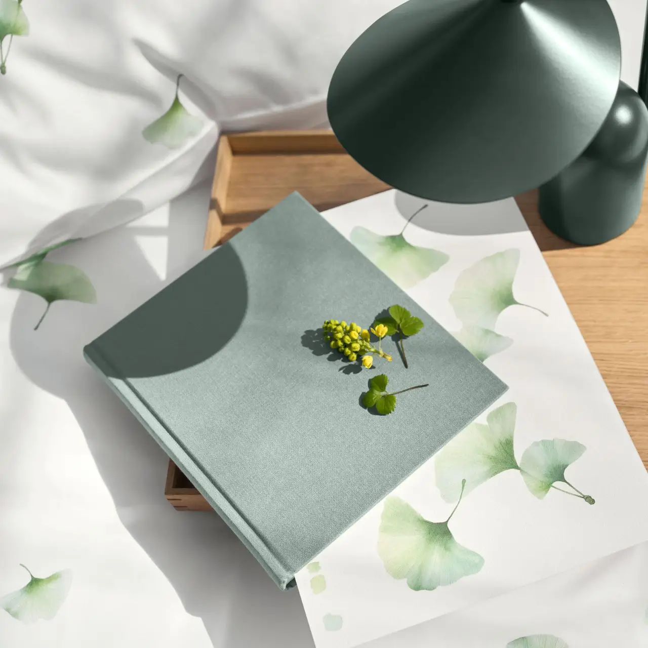Bettwäsche Aiko weiß mit Gingkoblättern mit Deko