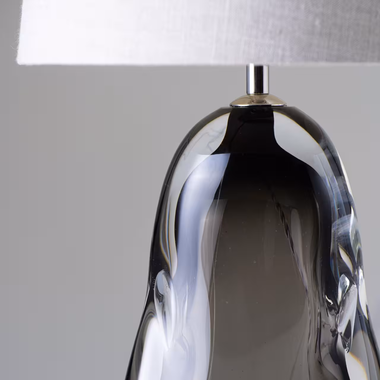 Leuchte Perfume Bottle grau Detail auf weiß